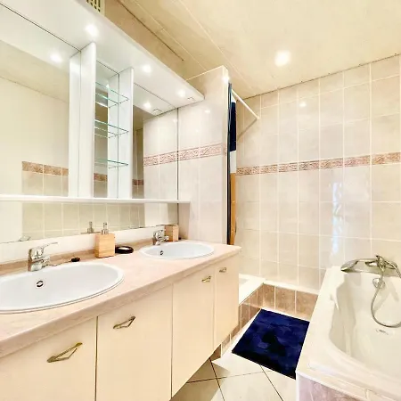 - La Cigogne - Balcon - Vue Degagee - Netflix - Wifi Fibre - Parking Gratuit - Quartier Populaire 아파트